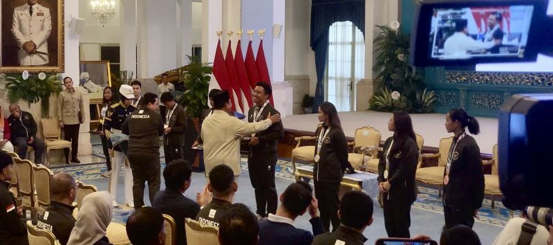 Presiden Prabowo Subianto memberikan bonus secara simbolik kepada perwakilan atlet peraih medali SEA Games Thailand 2025 di Istana Negara, Jakarta, Kamis (8/1/2025). 