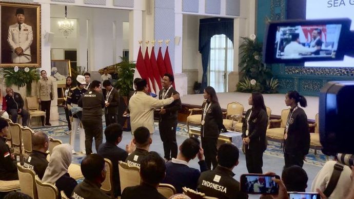 Presiden Prabowo Subianto memberikan bonus secara simbolik kepada perwakilan atlet peraih medali SEA Games Thailand 2025 di Istana Negara, Jakarta, Kamis (8/1/2025). 