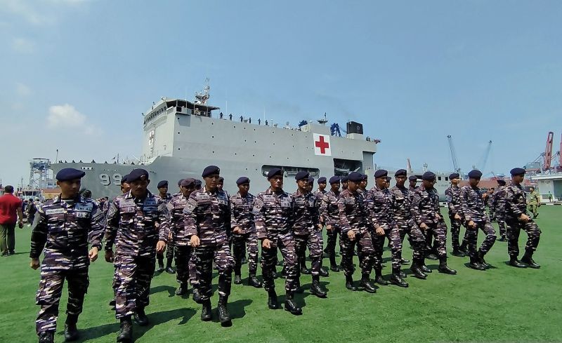 Sejumlah prajurit TNI AL berbaris saat melepas keberangkatan KRI dr Soeharso di dermaga Kolinlamil Tanjung Priok, Jakarta, Minggu (30/11/2024).  <b>(ANTARA/Bagus Ahmad Rizaldi)</b>