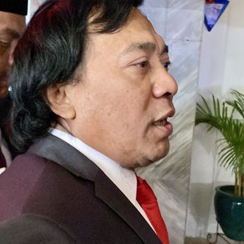 Komeng Tampil Serius ala Presenter Saat Bacakan Laporan Reses Dapil Jabar