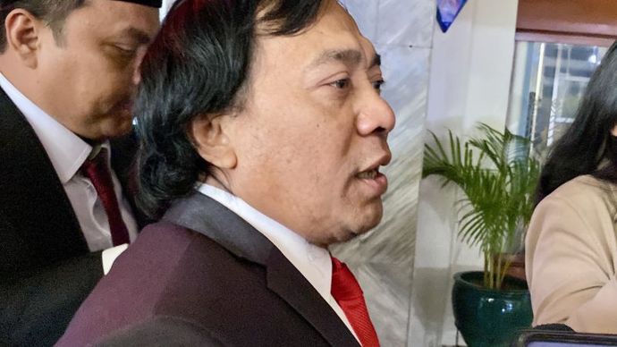 Anggota DPD RI Alfiansyah Bustami alias Komeng saat ditemui usai pelantikan Presiden dan Wakil Presiden RI Periode 2024&ndash;2029 di Kompleks Parlemen, Senayan, Jakarta, Minggu (20/10/2024).   <b>(ANTARA/Fath Putra Mulya)</b>