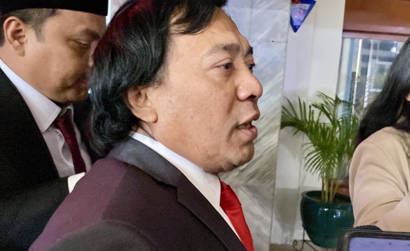 Anggota DPD RI Alfiansyah Bustami alias Komeng saat ditemui usai pelantikan Presiden dan Wakil Presiden RI Periode 2024&ndash;2029 di Kompleks Parlemen, Senayan, Jakarta, Minggu (20/10/2024).   <b>(ANTARA/Fath Putra Mulya)</b>