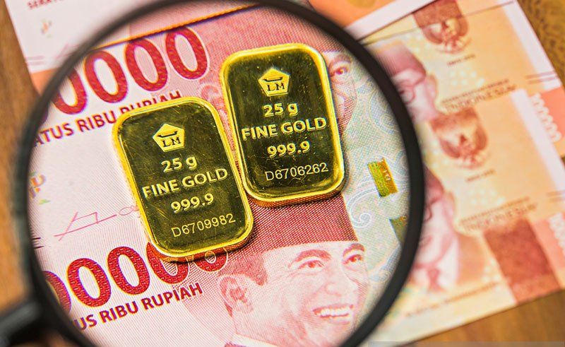 Ilustrasi - Profil Emas Murni 25 gram produksi Aneka Tambang diatas uang rupiah.  <b>(ANTARA/Shutterstock/pri.)</b>