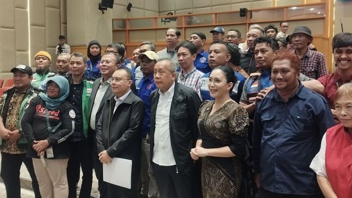 Wakil Ketua DPR RI Saan Mustopa bersama Wakil Ketua DPR RI Sufmi Dasco Ahmad dan Cucun Ahmad Syamsurizal berfoto dengan sejumlah serikat ojol di kompleks parlemen, Jakarta, Selasa (9/9/2025). 