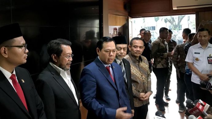 Ketua DPD RI Sultan Bachtiar Najamudin (tiga kiri) menjawab pertanyaan jurnalis saat jumpa pers selepas bertemu Menhan Prabowo Subianto di Kantor Kementerian Pertahanan RI, Jakarta, Kamis (3/10/2024).  <b>(ANTARA/Genta Tenri Mawangi.)</b>