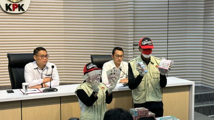 KPK menunjukkan barang bukti hasil operasi tangkap tangan (OTT) kasus dugaan suap terkait pemeriksaan pajak. Lima tersangka yakni Kepala KPP Madya Jakarta Utara Dwi Budi, Kepala Seksi Pengawas dan Konsultasi KPP Madya Jakarta Utara Agus Syaifudin, Ti
