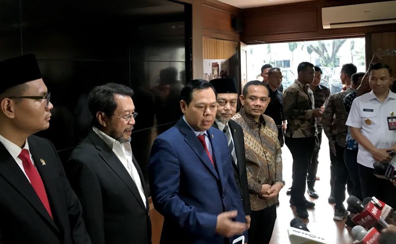 Ketua DPD RI Sultan Bachtiar Najamudin (tiga kiri) menjawab pertanyaan jurnalis saat jumpa pers selepas bertemu Menhan Prabowo Subianto di Kantor Kementerian Pertahanan RI, Jakarta, Kamis (3/10/2024).  <b>(ANTARA/Genta Tenri Mawangi.)</b>