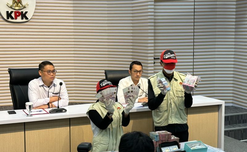 KPK menunjukkan barang bukti hasil operasi tangkap tangan (OTT) kasus dugaan suap terkait pemeriksaan pajak. Lima tersangka yakni Kepala KPP Madya Jakarta Utara Dwi Budi, Kepala Seksi Pengawas dan Konsultasi KPP Madya Jakarta Utara Agus Syaifudin, Ti <b>(ANTARA/Rio Feisal)</b>