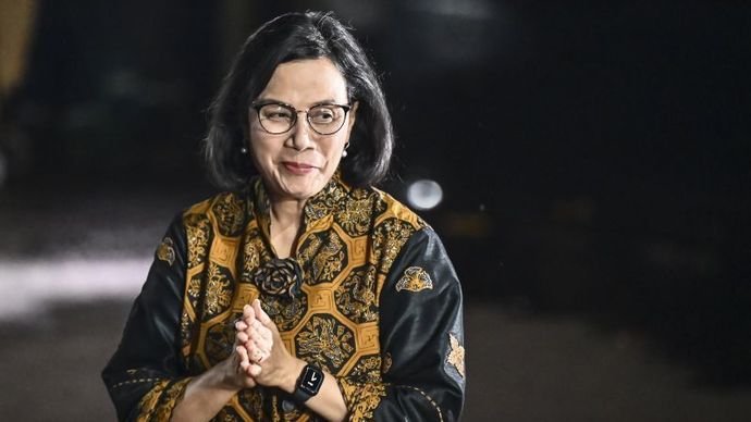 Menteri Keuangan Sri Mulyani tiba di kediaman Presiden Terpilih Prabowo Subianto, Kertanegara, Jakarta Selatan, Senin (14/10/2024). <b>( ANTARA FOTO/Aprillio Akbar/Spt.)</b>