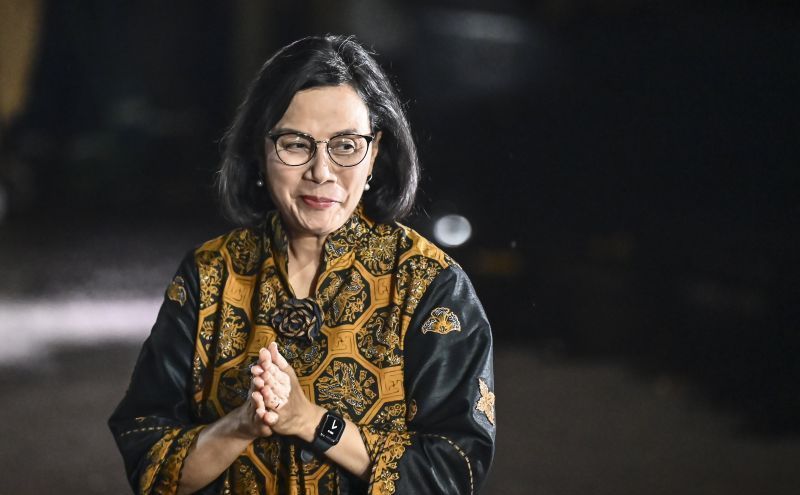 Menteri Keuangan Sri Mulyani tiba di kediaman Presiden Terpilih Prabowo Subianto, Kertanegara, Jakarta Selatan, Senin (14/10/2024). <b>( ANTARA FOTO/Aprillio Akbar/Spt.)</b>