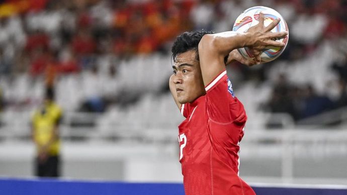 Pemain Timnas Indonesia Pratama Arhan melakukan lemparan ke dalam saat melawan tim Vietnam pada pertandingan lanjutan Grup F Kualifikasi Piala Dunia 2026 zona Asia di Stadion Utama Gelora Bung Karno, Jakarta, Kamis (21/3/2024). Timnas Indonesia menan