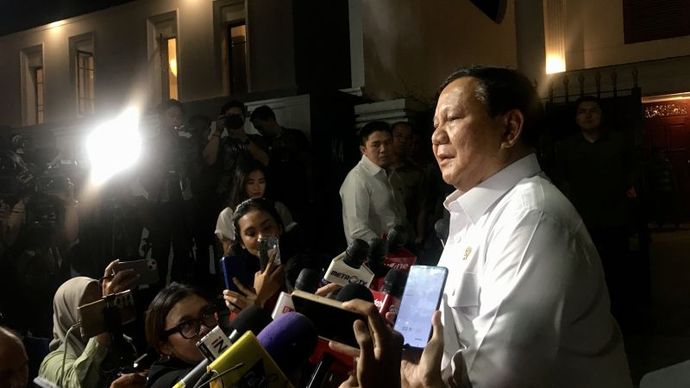 Presiden Terpilih Prabowo Subianto jumpa pers selepas menerima 49 calon menteri dan calon wakil menteri di kediaman pribadi Prabowo di Jalan Kertanegara Nomor 4, Jakarta, Senin (14/10/2024).  <b>(ANTARA/Genta Tenri Mawangi.)</b>