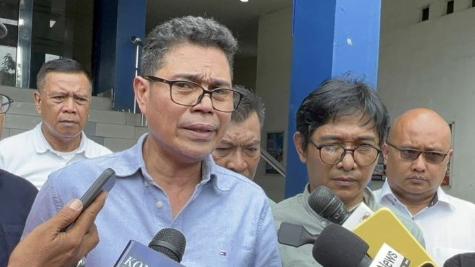 Kritikus politik Faizal Assegaf yang juga Direktur Utama PT  Sinkos Multimedia Mandiri (kiri) melaporkan juru bicara (jubir) Komisi Pemberantasan Korupsi (KPK) Budi Prasetyo ke Polda Metro Jaya, Selasa (14/4/2026).