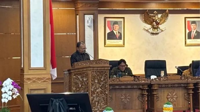 Gubernur Bali Wayan Koster klarifikasi soal video viral di SPBU saat kelangkaan BBM di Bali, Denpasar, Jumat (30/10/2026).