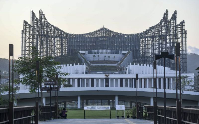 Suasana Istana Negara dan Istana Garuda terlihat dari kawasan Sumbu Kebangsaan IKN, Penajam Paser Utara, Kalimantan Timur.  <b>(ANTARA FOTO/Hafidz Mubarak A/tom)</b>