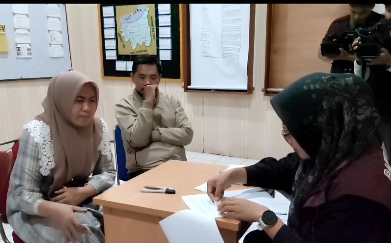 Istri dan keluarga Kades Kohod diperiksa oleh tim Direktorat Tindak Pidana Umum (Dittipidum) Bareskrim Polri terkait perkara kasus SHGB/SHM pagar laut di Kabupaten Tangerang, di Mapolsek Pakuhaji, Senin (10/2/2025).  <b>(ANTARA/Azmi Samsul Maarif.)</b>