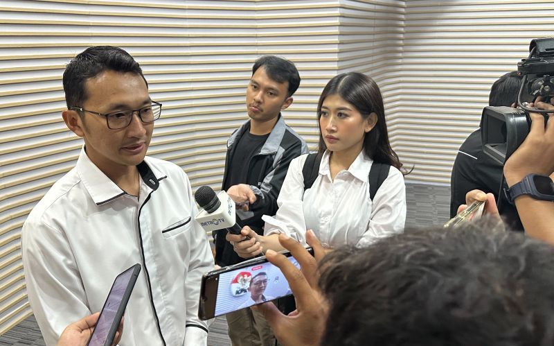 Juru Bicara KPK Budi Prasetyo (kiri) saat memberikan keterangan pers di Gedung Merah Putih KPK, Jakarta, Senin (30/6/2025).  <b>(ANTARA/Rio Feisal)</b>