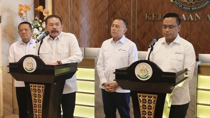 Jaksa Agung Sanitiar (ST) Burhanuddin (kiri) dan Direktur Utama (Dirut) PT Pertamina (Persero) Simon Aloysius Mantiri (kanan) berbicara dalam konferensi pers di Gedung Kejaksaan Agung, Jakarta, Kamis (6/3/2025). 