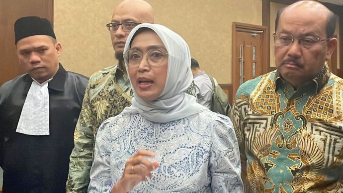 Tiga terdakwa kasus dugaan korupsi dalam proses kerja sama usaha dan akuisisi PT Jembatan Nusantara oleh PT ASDP Indonesia Ferry (Persero) pada tahun 2019&ndash;2022, yakni mantan Dirut ASDP Ira Puspadewi (tengah), dan dua mantan direksi ASDP yakni Muhamma