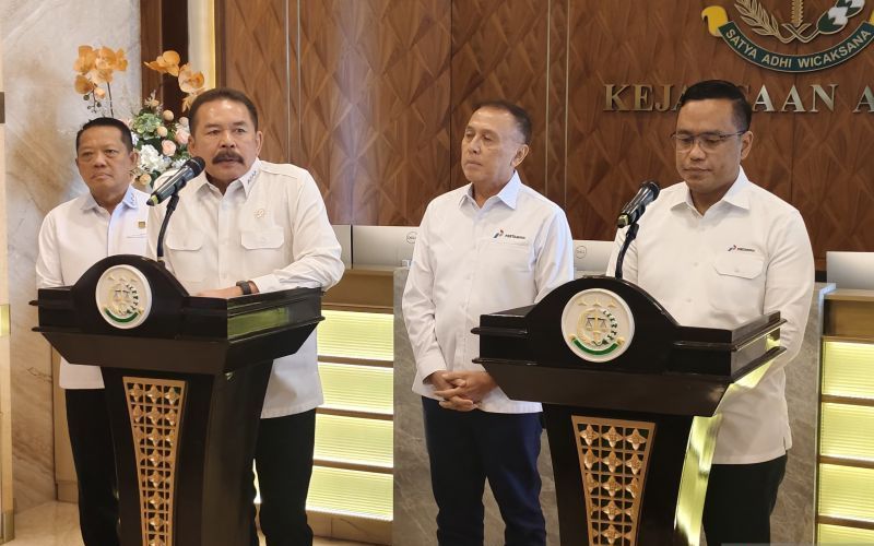 Jaksa Agung Sanitiar (ST) Burhanuddin (kiri) dan Direktur Utama (Dirut) PT Pertamina (Persero) Simon Aloysius Mantiri (kanan) berbicara dalam konferensi pers di Gedung Kejaksaan Agung, Jakarta, Kamis (6/3/2025).  <b>(ANTARA/Nadia Putri Rahmani)</b>