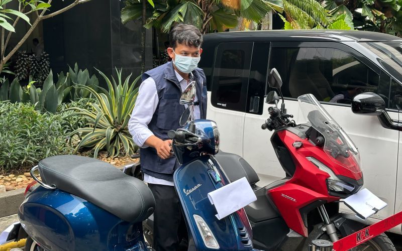Seorang pegawai Komisi Pemberantasan Korupsi menunjukkan sepeda motor yang disita KPK dari penggeledahan hari keempat terkait kasus Kementerian Tenaga Kerja atau Kemenaker, di kompleks KPK, Jakarta, Senin (26/5/2025).  <b>(ANTARA/Rio Feisal)</b>