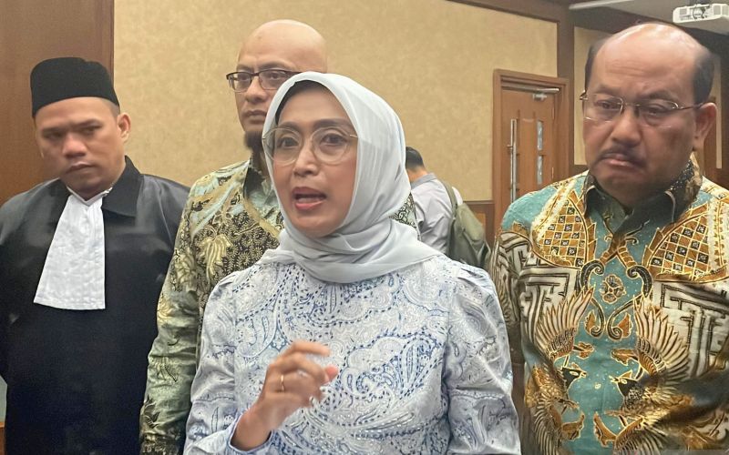 Tiga terdakwa kasus dugaan korupsi dalam proses kerja sama usaha dan akuisisi PT Jembatan Nusantara oleh PT ASDP Indonesia Ferry (Persero) pada tahun 2019&ndash;2022, yakni mantan Dirut ASDP Ira Puspadewi (tengah), dan dua mantan direksi ASDP yakni Muhamma <b>(ANTARA/Agatha Olivia Victoria)</b>