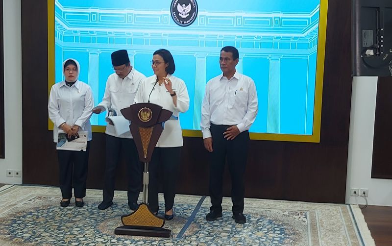 Menteri Keuangan Sri Mulyani saat menyampaikan pemaparan terkait kebijakan lima insentif pemerintah, di Kantor Presiden, Jakarta, Senin (2/6/2025), untuk menjaga daya beli masyarakat.  <b>(ANTARA/Andi Firdaus)</b>