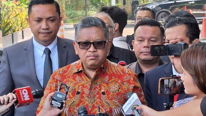 Sekretaris Jenderal Partai Demokrasi Indonesia Perjuangan (PDIP) Hasto Kristiyanto (tengah) memenuhi <b>(ANTARA/Fianda Sjofjan Rassat)</b>