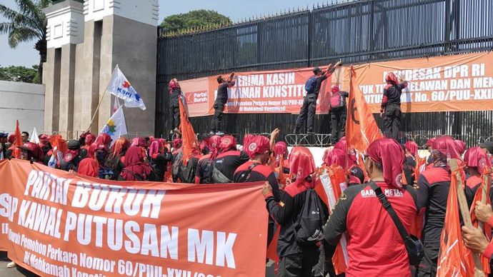 Sejumlah massa mulai memadati depan gedung DPR/MPR, Kamis (22/8/2024). 