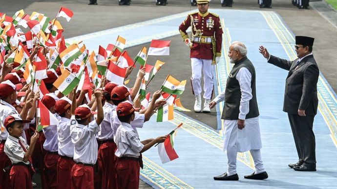 Presiden Prabowo Subianto (kanan) bersama Perdana Menteri India Narendra Modi (tengah) menyapa siswa saat pemeriksaan pasukan di Istana Merdeka, Jakarta, Selasa (7/7/2026). Presiden Prabowo Subianto menerima kunjungan Perdana Menteri India Narendra M