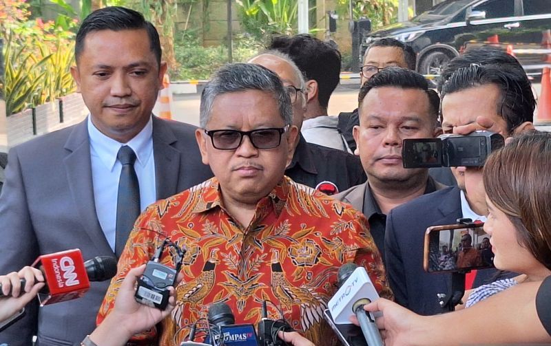 Sekretaris Jenderal Partai Demokrasi Indonesia Perjuangan (PDIP) Hasto Kristiyanto (tengah) memenuhi <b>(ANTARA/Fianda Sjofjan Rassat)</b>