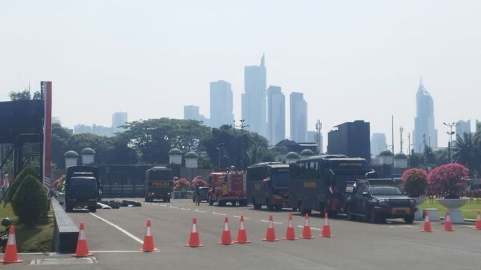 Sejumlah kendaraan taktis milik kepolisian bersiaga di gerbang utama Gedung MPR/DPR/DPD RI, Jakarta, Kamis (22/8/2024). 