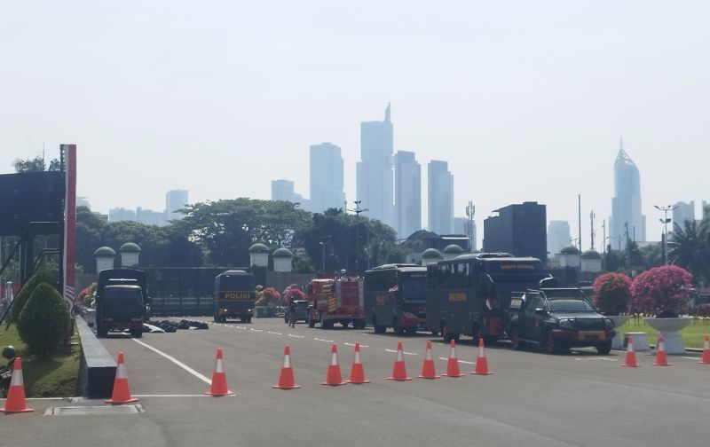 Sejumlah kendaraan taktis milik kepolisian bersiaga di gerbang utama Gedung MPR/DPR/DPD RI, Jakarta, Kamis (22/8/2024).  <b>(ANTARA/Bagus Ahmad Rizaldi)</b>