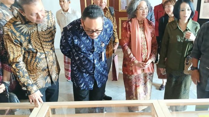 Putri Pertama Proklamator Indonesia Mohammad Hatta, Meutia Farida Hatta (dua dari kanan), Pelaksana Tugas Kepala ANRI Imam Gunarto (dua dari kiri) di Gedung Pameran Tetap Arsip Statis Presiden Sukarno, Jakarta Barat, Senin (12/8/2024). 