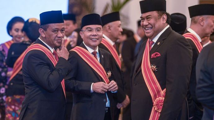 Dokumentasi - Menteri Investasi Bahlil Lahadalia (kiri) berbincang bersama Wakil Ketua DPR Rachmat Gobel (kanan) dan Sufmi Dasco Ahmad (tengah) saat menghadiri Upacara Penganugerahan Tanda Kehormatan di Istana Negara, Jakarta, Rabu (14/8/2024). 