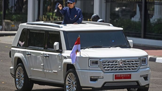 Arsip foto - Presiden Prabowo Subianto berdiri menyapa warga dari mobil Pindad Maung Garuda saat tiba di Istana Merdeka, Jakarta, Minggu (20/10/2024). Prabowo Subianto dan Gibran Rakabuming Raka resmi menjabat sebagai Presiden dan Wakil Presiden Repu