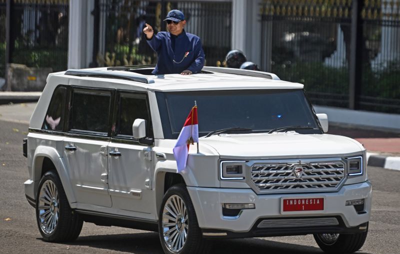 Arsip foto - Presiden Prabowo Subianto berdiri menyapa warga dari mobil Pindad Maung Garuda saat tiba di Istana Merdeka, Jakarta, Minggu (20/10/2024). Prabowo Subianto dan Gibran Rakabuming Raka resmi menjabat sebagai Presiden dan Wakil Presiden Repu <b>(ANTARA FOTO/Hafidz Mubarak A/foc.)</b>