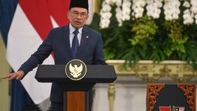 Perdana Menteri Malaysia Anwar Ibrahim mengumumkan untuk memberikan bantuan uang tunai dan menurunkan Harga bahan bakar minyak (BBM).