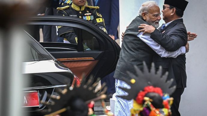 Presiden Prabowo Subianto (kanan) menyambut Perdana Menteri India Narendra Modi (kiri) saat tiba di Istana Merdeka, Jakarta, Selasa (7/7/2026). Presiden Prabowo Subianto menerima kunjungan Perdana Menteri India Narendra Modi untuk memperkuat hubungan