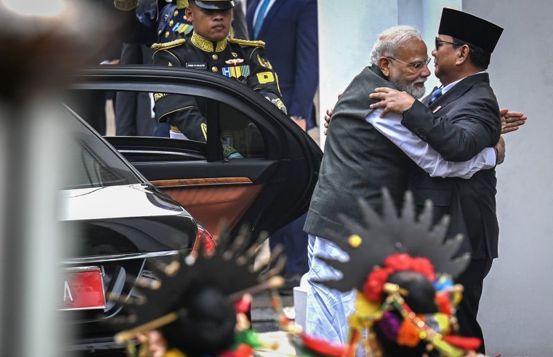 Presiden Prabowo Subianto (kanan) menyambut Perdana Menteri India Narendra Modi (kiri) saat tiba di Istana Merdeka, Jakarta, Selasa (7/7/2026). Presiden Prabowo Subianto menerima kunjungan Perdana Menteri India Narendra Modi untuk memperkuat hubungan <b>(ANTARA FOTO/Galih Pradipta/wsj.)</b>