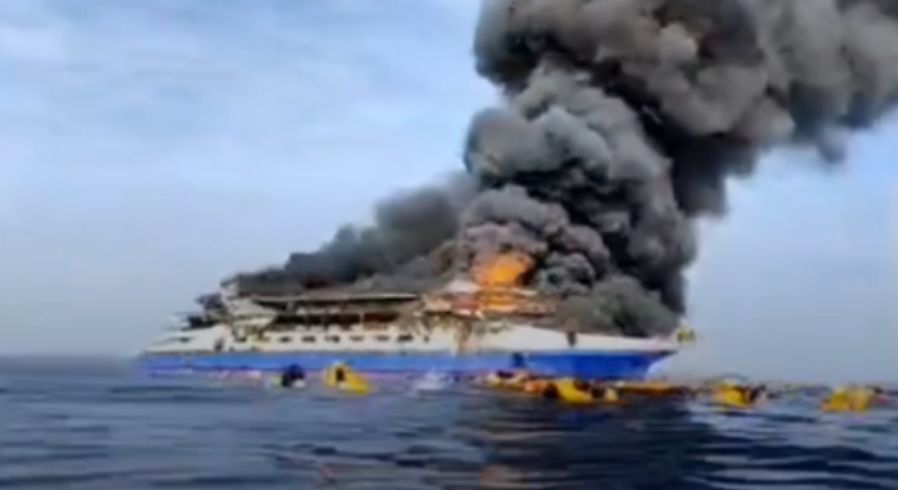 KM Barcelona 5 terbakar <b>(X  @is_pelssy)</b>