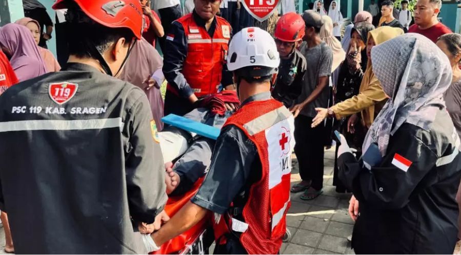 Atap MTs Muhammadiyah 4 Sambungmacan Sragen Roboh <b>(Instagram @psc119sukowatisragen)</b>