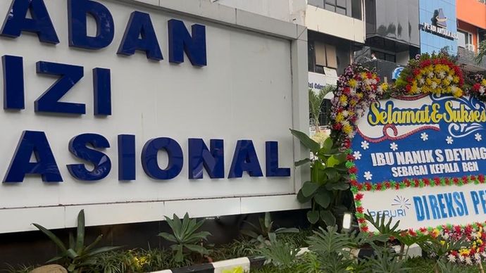 Karangan bunga di depan kantor BGN 