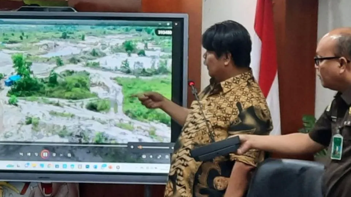 Arsip foto - Guru Besar Fakultas Kehutanan IPB Prof Bambang Hero Saharjo memparkan dampak kerusakan lingkungan akibat tambang timah di Provinsi Bangka Belitung, Senin (19/2/2024). 