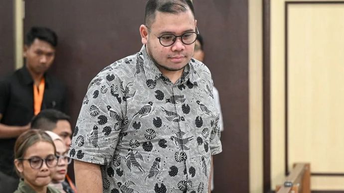 Arsip. Terdakwa kasus dugaan korupsi pengadaan laptop berbasis Chromebook di Kemendikbudristek tahun 2019-2022 Ibrahim Arief bersiap mengikuti sidang vonis di Pengadilan Tinggi DKI Jakarta, Jakarta, Kamis (13/8/2026). Sidang vonis tersebut ditunda hingga Senin (31/8/2026) lantaran majelis hakim baru menerima berkas memori banding