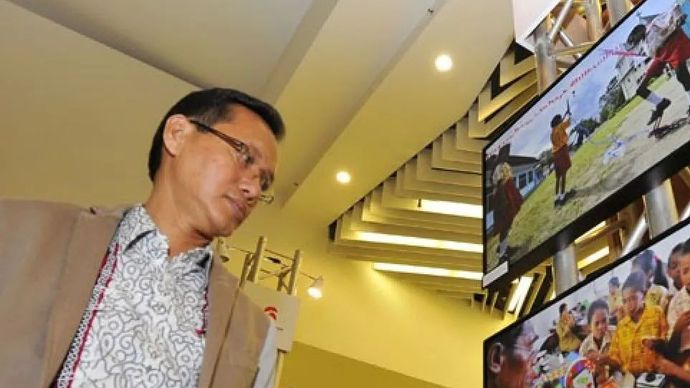 Arsip foto- Corporate Secretary Pertamina Nursatyo Argo menyaksikan foto kegiatan Pertamina karya pewarta foto LKBN ANTARA di Gandaria City Jakarta, Jumat (6/12). Pameran yang menampilkan 56 karya foto tentang CSR dan bisnis Pertamina tersebut dalam 
