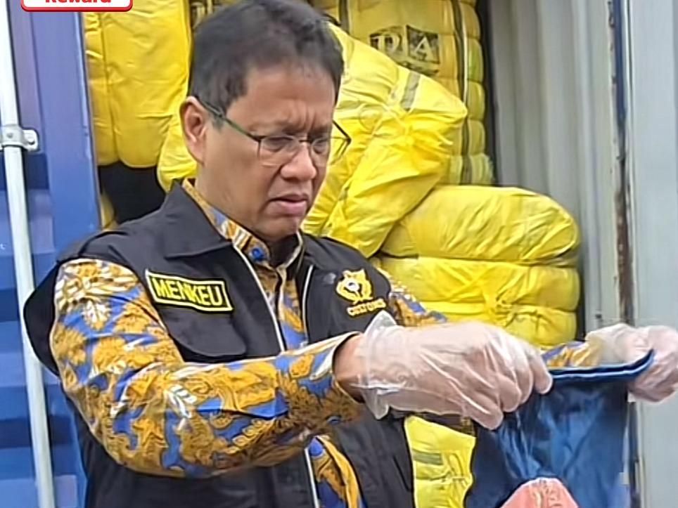 Menteri Keuangan (Menkeu) Purbaya Yudhi Sadewa melakukan inspeksi mendadak atau sidak ke Tempat Penimbunan Pabean di Cikarang, Jawa Barat, pada Jumat 31 Oktober 2025. 