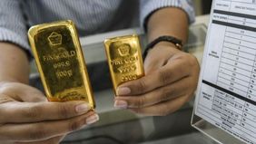 Harga emas batangan dari PT Aneka Tambang Tbk (Antam) terpantau turun pada Kamis 30 Mei 2024.