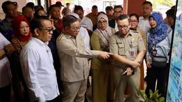 Pramono Serahkan Kunci Hunian Rusunawa PIK Pulogadung di Momen Peringatan Hapernas ke-17