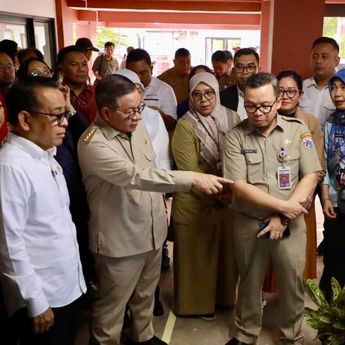 Pramono Serahkan Kunci Hunian Rusunawa PIK Pulogadung di Momen Peringatan Hapernas ke-17
